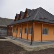 Casa construită este mobilată coplet și are toate dotările necesare, fiind racordată și la utilități