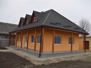 Casa construită este mobilată coplet și are toate dotările necesare, fiind racordată și la utilități