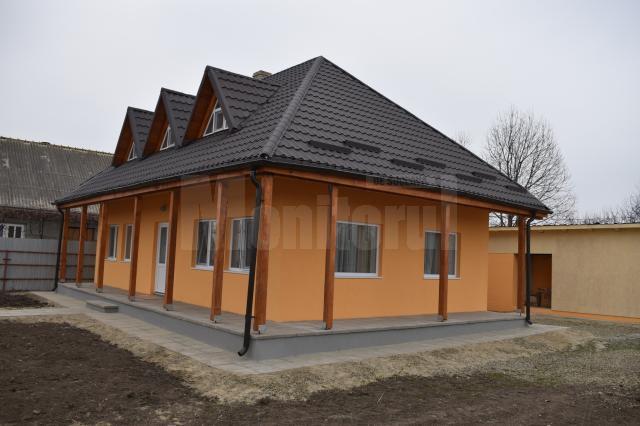 Casa construită este mobilată coplet și are toate dotările necesare, fiind racordată și la utilități