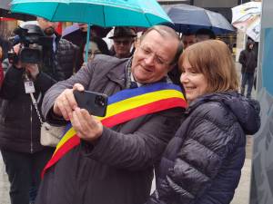 Ambasadoarea SUA, Kathleen Kavalec, selfie cu președintele CJ, Gheorghe Flutur