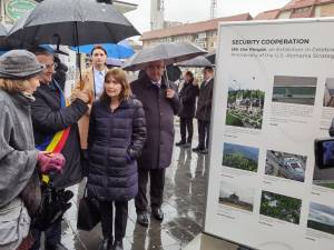 Ambasadoarea SUA, Kathleen Kavalec, prezentă în centrul Sucevei la vernisajul expoziției ”Noi, poporul”