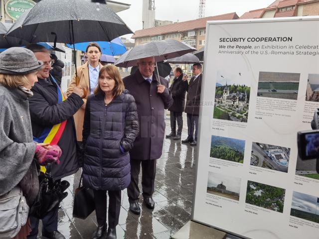 Ambasadoarea SUA, Kathleen Kavalec, prezentă în centrul Sucevei la vernisajul expoziției ”Noi, poporul”