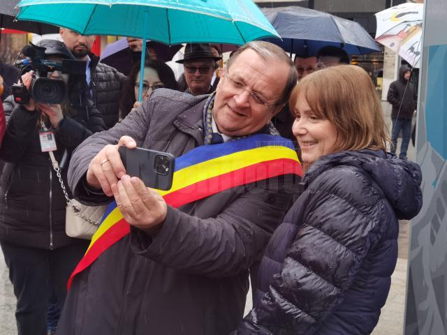 Ambasadoarea SUA, Kathleen Kavalec, selfie cu președintele CJ, Gheorghe Flutur