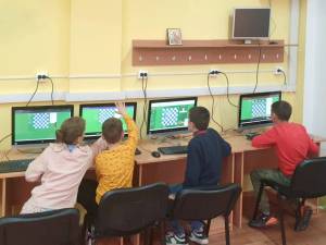 20 de copii și tineri din sistemul de protecție vor primi calculatoare din partea Fundației Te Aud România