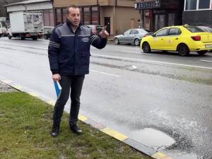 ACET a primit un avertisment public că va fi amendat „ori de câte ori este nevoie” dacă nu rezolva problema apei de ploaie care băltește pe asfalt în zona gurilor de canal