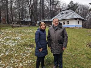 Ambasadorul SUA în România, Kathleen Kavalec, și președintele CJ Suceava, Gheorghe Flutur, au vizitat Muzeului Satului Bucovinean și Cetatea de Scaun