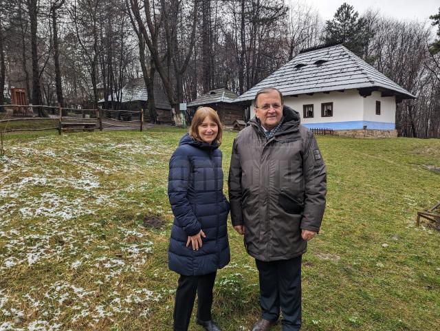 Ambasadorul SUA în România, Kathleen Kavalec, și președintele CJ Suceava, Gheorghe Flutur, au vizitat Muzeului Satului Bucovinean și Cetatea de Scaun