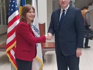 Ambasadoarea Kathleen Kavalec împreună cu rectorul USV, Mihai Dimian