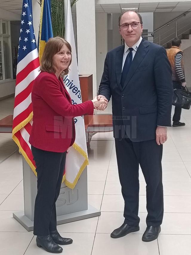Ambasadoarea Kathleen Kavalec împreună cu rectorul USV, Mihai Dimian