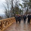 Ambasadorul SUA în România, Kathleen Kavalec, și președintele CJ Suceava, Gheorghe Flutur, au vizitat Muzeul Satului Bucovinean și Cetatea de Scaun