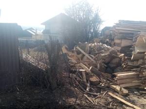 Deșeuri din lemn peste gardurile proprietăților