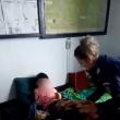 Copil de 3 ani, găsit de jandarmi singur, cu o tricicletă, pe mijlocul drumului