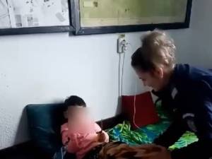Jandarmii l-au luat pe micuț la sediul Detașamentului Rădăuți, unde l-au învelit cu o pătură și i-au oferit de mâncare