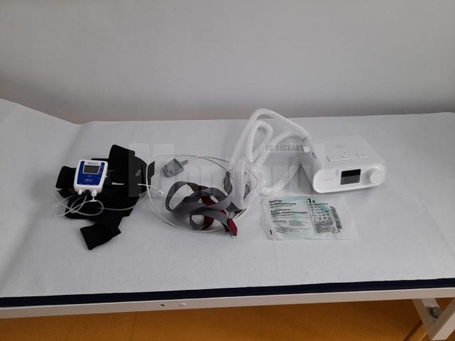 Poligraf (in stânga) și aparatul pentru terapie CPAP (în dreapta)