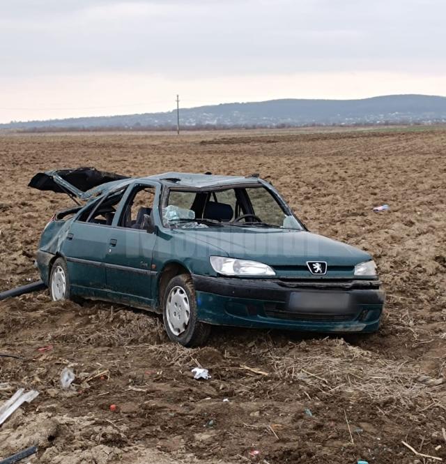 Șoferul nu a mai putut stăpâni mașina care a zburat efectiv pe un ogor