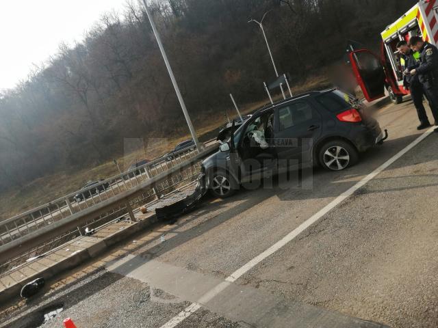 Mașina a intrat într-un parapet de protecție