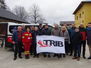 Primarul Radu Reziuc alături de membrii Asociației Trib la primirea ambulanței achiziționate din donațiile de la Maratonul Dragomirnei și ale unor familii și oameni de afaceri din comună