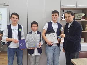 Claudiu Pavăl, Sebastian Hrițcu (calificat) și Darius Lupașcu (calificat), alături de prof. Romeo Bolohan