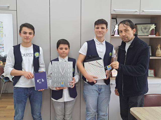 Claudiu Pavăl, Sebastian Hrițcu (calificat) și Darius Lupașcu (calificat), alături de prof. Romeo Bolohan