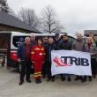 Primarul Radu Reziuc alături de membrii Asociației Trib la primirea ambulanței achiziționată din donațiile de la Maratonul Dragomirnei și a unor familii și oameni de afaceri din comună