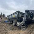Șoferul de 46 de ani ar fi făcut infarct în cazul autocamionului scăpat de sub control pe drumul Suceava – Cluj
