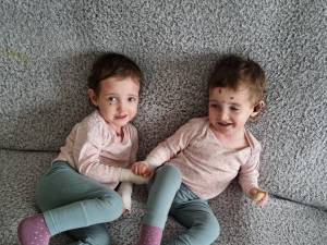 Gemenele Ana Elena și Aura Maria, care suferă de o boală genetică rară, au nevoie de 20.000 de euro pentru ameliorarea suferinței