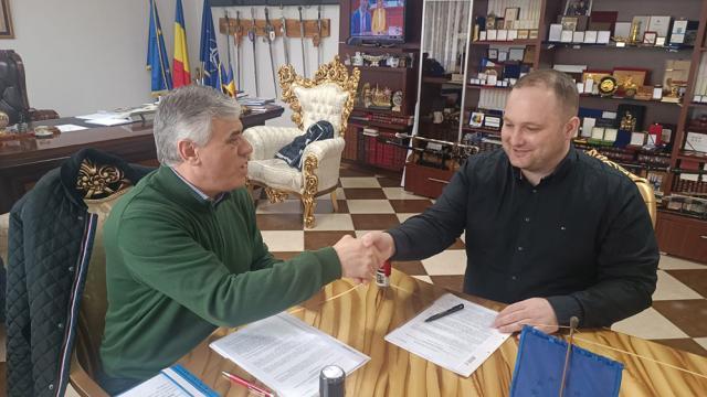 Joi a fost semnat contractul între beneficiar, prin primarul Ioan Pavăl, și firma care va construi centrul de colectare a deșeurilor, Rovalstone