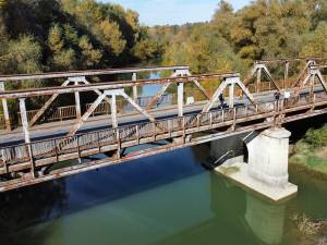 Actualul pod peste râul Siret a fost construit în anul 1933 și nu a fost modernizat niciodată