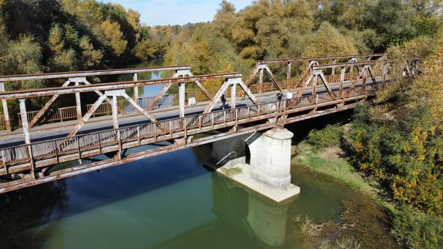 Actualul pod peste râul Siret a fost construit în anul 1933 și nu a fost modernizat niciodată