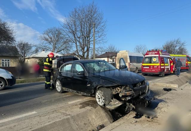 Un autoturism a intrat vineri după-amiază într-un cap de pod