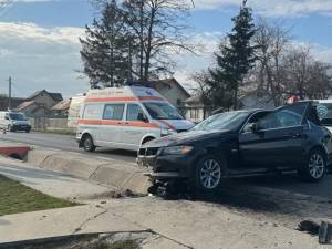 Un autoturism a intrat vineri după-amiază într-un cap de pod