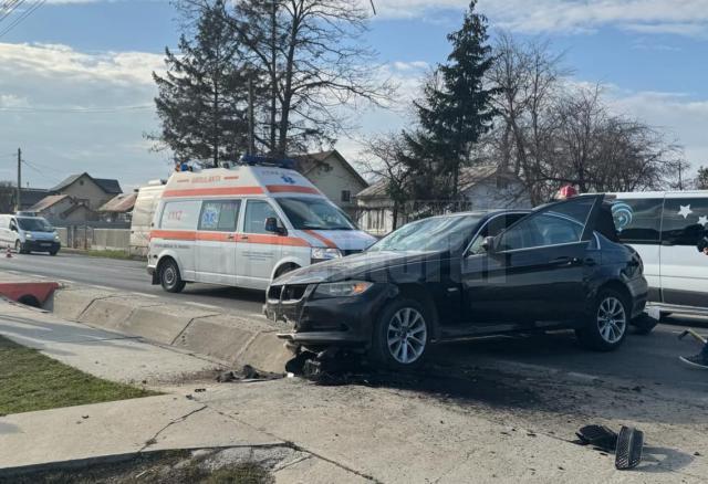 Un autoturism a intrat vineri după-amiază într-un cap de pod