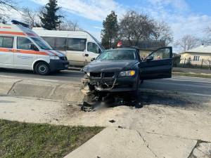 Un autoturism a intrat vineri după-amiază într-un cap de pod