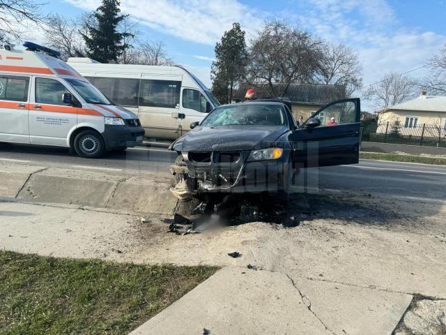 Un autoturism a intrat vineri după-amiază într-un cap de pod