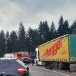 Accident între un camion și un autoturism, soldat cu trei victime, la Poiana Stampei 3