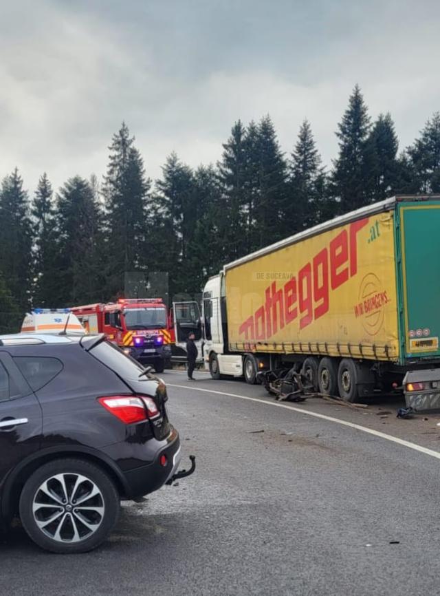 Accident între un camion și un autoturism, soldat cu trei victime, la Poiana Stampei 3