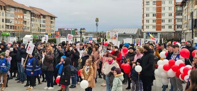 Aproximativ 1.500 de oameni au participat, duminică, la „Marșul pentru Viață”, în municipiul Suceava