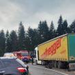 Accident între un camion și un autoturism, soldat cu trei victime, la Poiana Stampei