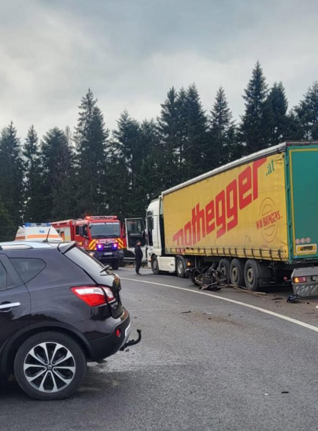 Accident între un camion și un autoturism, soldat cu trei victime, la Poiana Stampei