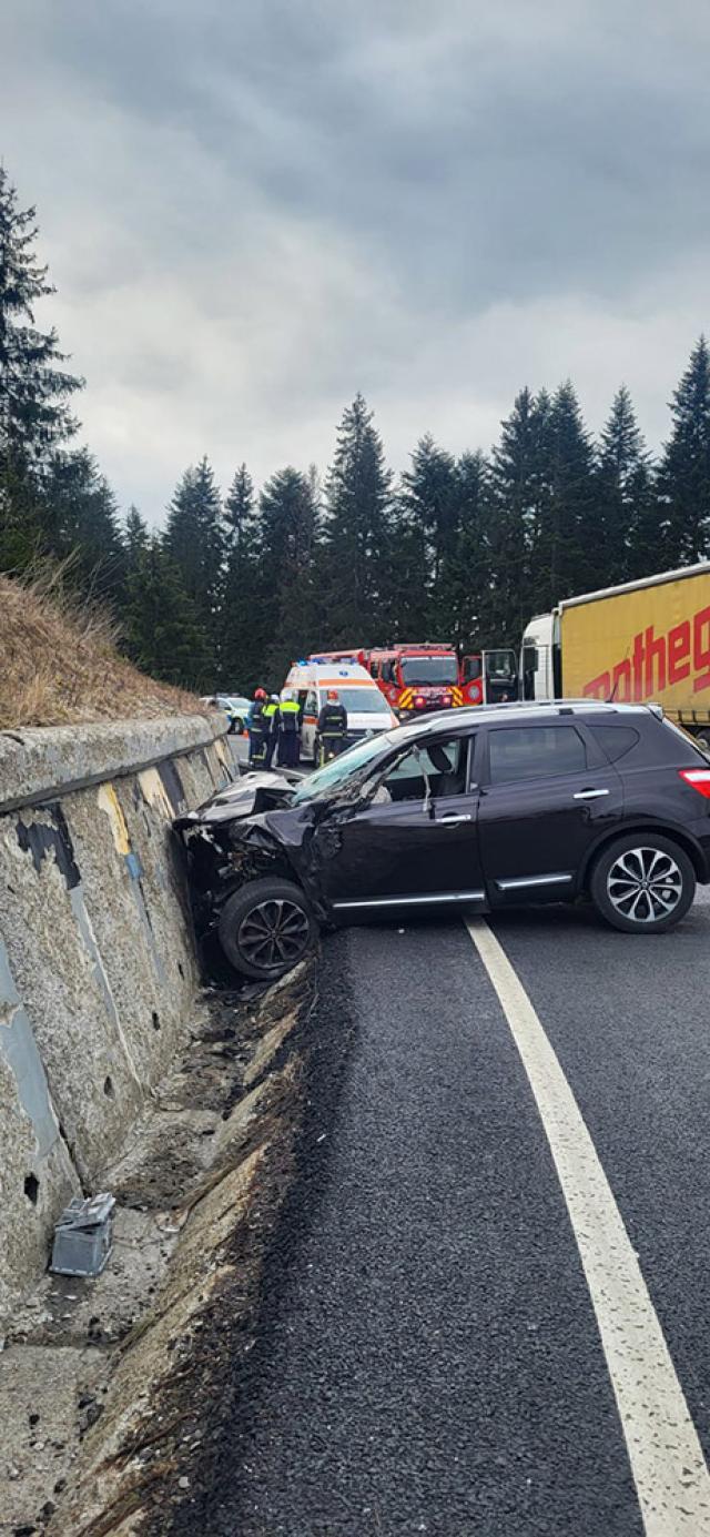 Accident între un camion și un autoturism, soldat cu trei victime, la Poiana Stampei