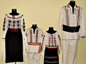 Costume populare tradiționale (fotografie generică)