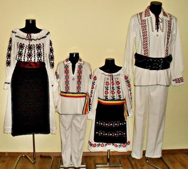 Costume populare tradiționale (fotografie generică)