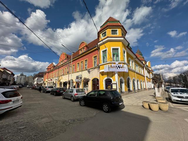 Reparația patrulaterului din centrul istoric vechi al municipiului Rădăuți este considerată de Dan Marcu o lucrare făcută ”la normă” și fără să se respecte standardele impuse clădirilor monument istoric