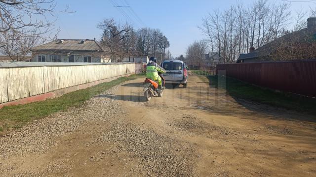 Drumul din Cotu Dobei e plin de denivelări și gropi