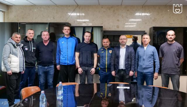 Lucian Harșovschi a purtat miercuri discuții, la sediul Primăriei, cu reprezentanții mai multor echipe de fotbal pentru copii - pepinieră pentru o viitoare echipă de Liga a II-a