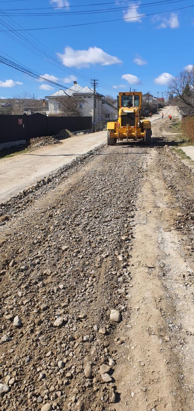 Primăria Siret pregătește străzile pentru asfaltare în urma lucrărilor la rețeaua de apă și canalizare