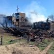 Un puternic incendiu a distrus o casă și anexa din apropiere