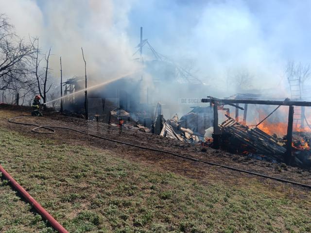 Un puternic incendiu a distrus o casă și anexa din apropiere