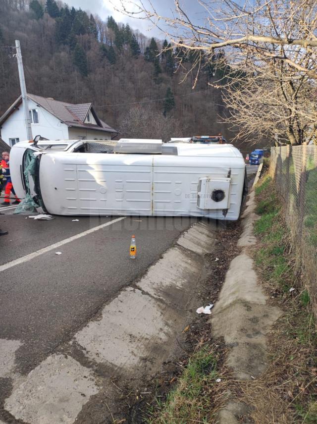 Șase ucraineni se aflau în microbuzul răsturnat vineri dimineață la Prisaca Dornei