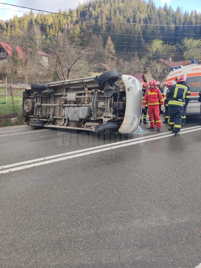 Șase ucraineni se aflau în microbuzul răsturnat vineri dimineață la Prisaca Dornei